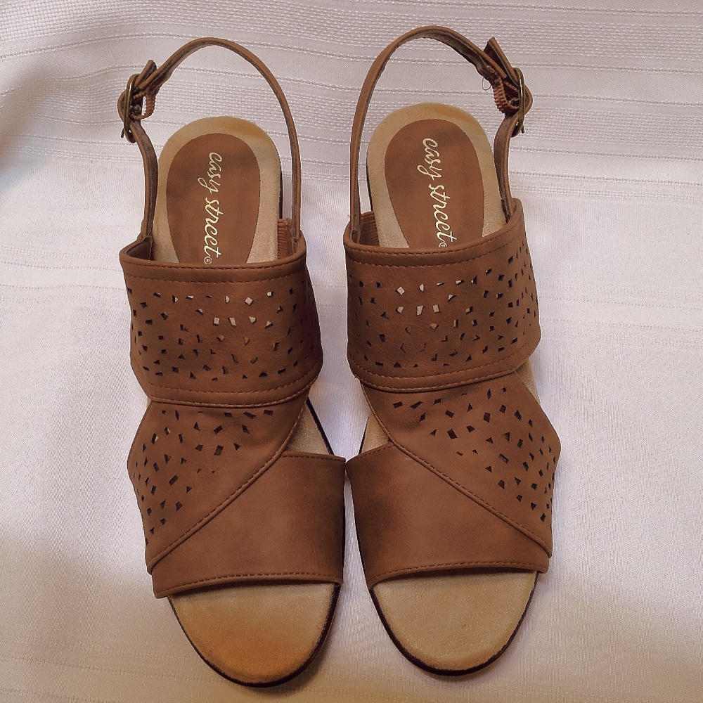 NWOB Easy Street Punch Hole Brown Leather Block Heeled Sandals Size 9M - Picture 4 of 7